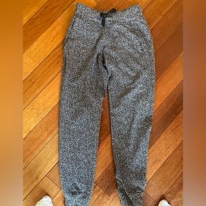 Lululemon joggers cuffed at the bottom size 6 Lulu